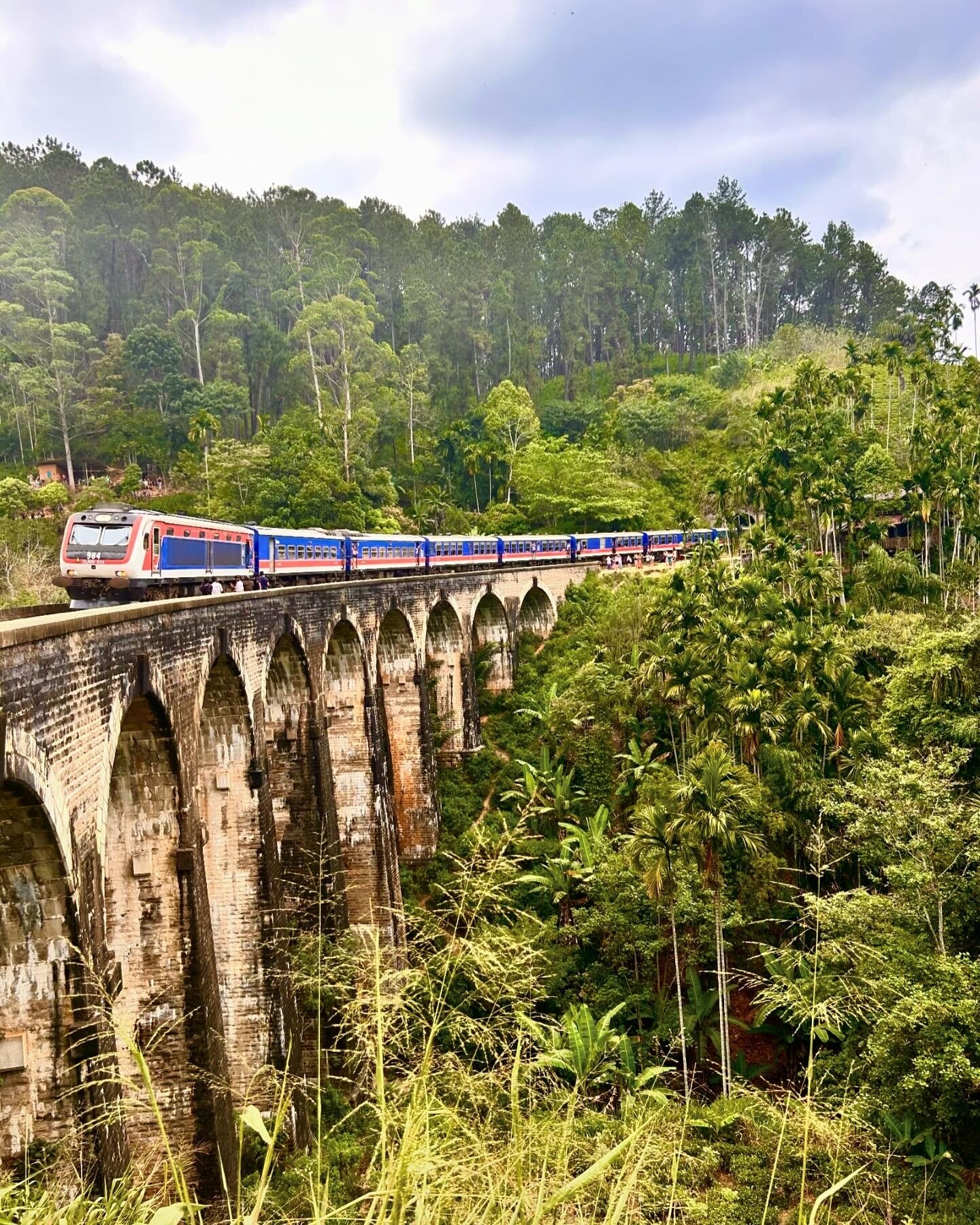 Nine Arch Brigde w okolicy Ella Pociąg przejeżdżający przez słynny most Nine Arch na Sri Lance